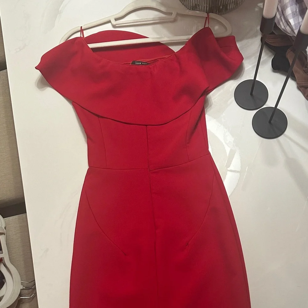 Zara Elegant Red Off-Shoulder Dress - Picture 8 of 8
